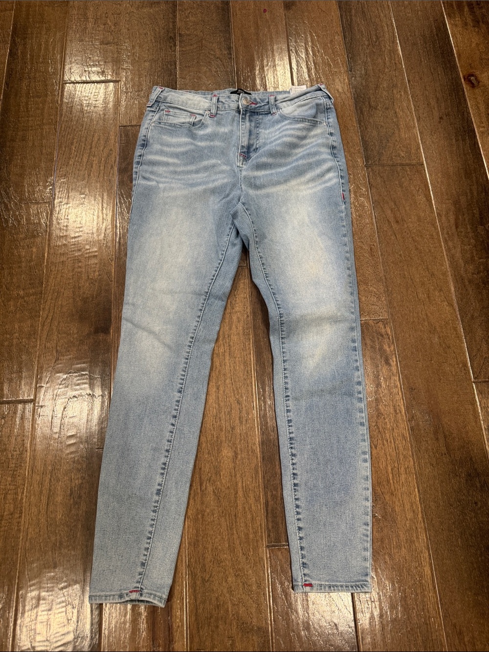 True Religion- like new-Light Wash Women’s Jeans - Classic Slim Fit